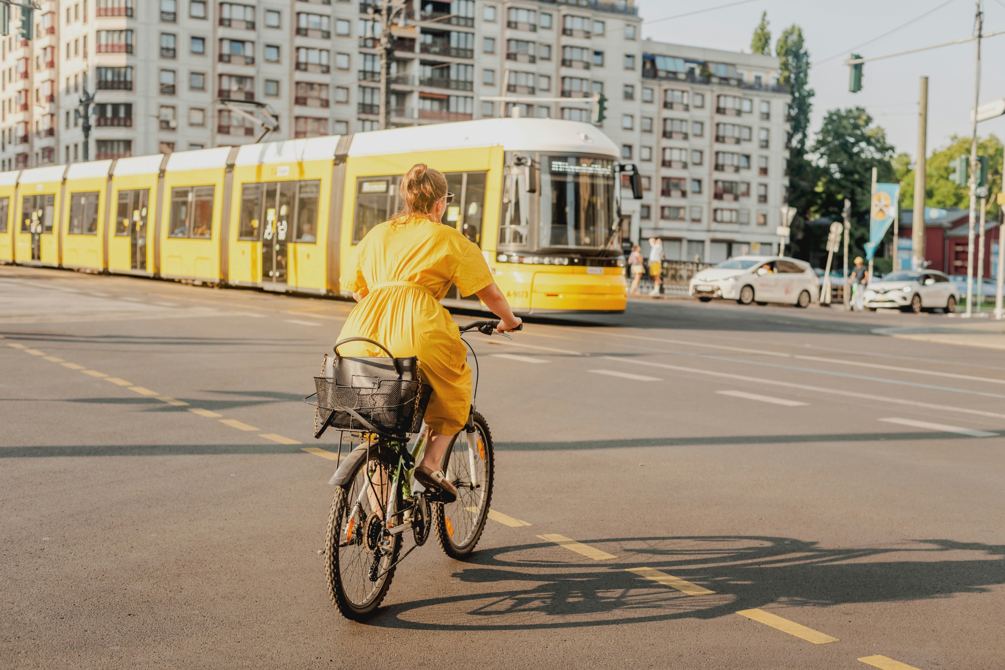 High-resolution city cycling photo